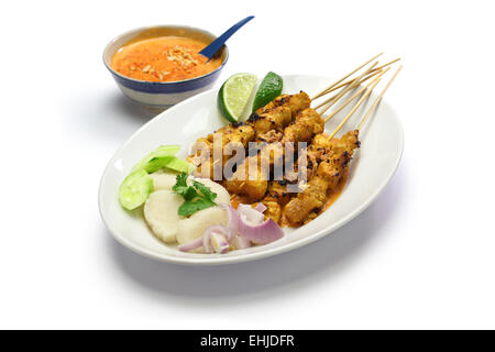 Satay di pollo con salsa di arachidi, indonesiano cucina spiedino isolati su sfondo bianco Foto Stock