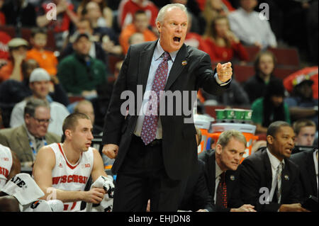 Chicago, IL, Stati Uniti d'America. Xiv Mar, 2015. Wisconsin Badgers head coach Bo Ryan grida a un ref dopo un fallo chiamato nel primo semestre durante il 2015 Big dieci di pallacanestro degli uomini di gioco del torneo tra il Wisconsin Badgers e la Purdue Boilermakers presso la United Center di Chicago, IL. Patrick Gorski/CSM/Alamy Live News Foto Stock