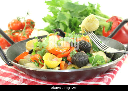 Pasta fresca la padella con il peperone Foto Stock