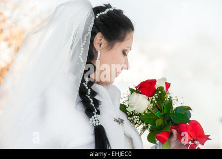 Ritratto di sposa con un mazzo di fiori in un abito da sposa Foto Stock