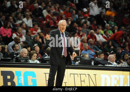 Chicago, IL, Stati Uniti d'America. Xiv Mar, 2015. Wisconsin Badgers head coach Bo Ryan grida a un ref dopo un fallo chiamato contro il suo team nella prima metà durante il 2015 Big dieci di pallacanestro degli uomini di gioco del torneo tra il Wisconsin Badgers e la Purdue Boilermakers presso la United Center di Chicago, IL. Patrick Gorski/CSM/Alamy Live News Foto Stock