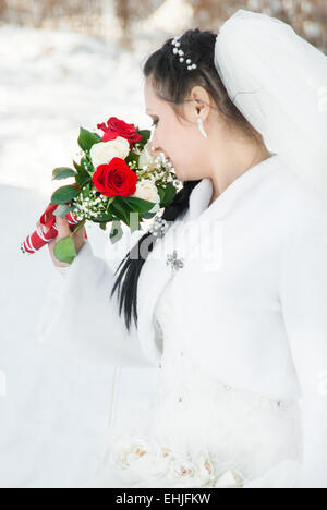 Ritratto di sposa con un mazzo di fiori in un abito da sposa Foto Stock