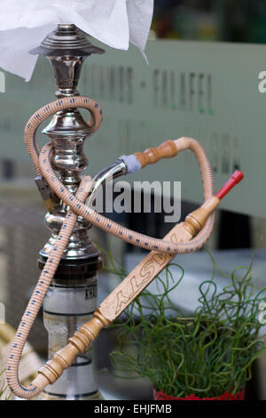 Hookah su un tavolo da pranzo in un Cafe Londra Inghilterra Foto Stock