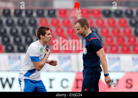 BUDAPEST, Ungheria - 14 Marzo 2015: Zsolt Poloskei di MTK (l) uncomprehends prima arbitro Tamas Bognar durante la MTK vs. Videoton Banca OTP League Football Match in Bozsik Stadium. Foto Stock