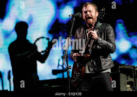 Bogotà, Colombia. 13 Mar, 2015. Celeb Followill della band americana "Re di Leon", canta durante la sua presentazione nella 6 a edizione del picnic Estereo Festival, nella città di Bogotà, capitale della Colombia, a tarda notte di marzo 13, 2015. Credito: Jhon Paz/Xinhua/Alamy Live News Foto Stock