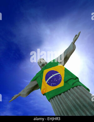 Cristo Redentore statua al Corcovado Rio de Janeiro in Brasile. Con bandiera brasiliana (Bandeira do Brasil). Foto Stock