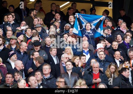 Twickenham, Regno Unito. Xiv Mar, 2015. 6 Nazioni Rubgy Internazionale Campionato. Tra Inghilterra e Scozia. Una ventola di Scozia con bandiera nazionale durante gli inni nazionali. Credito: Azione Sport Plus/Alamy Live News Foto Stock