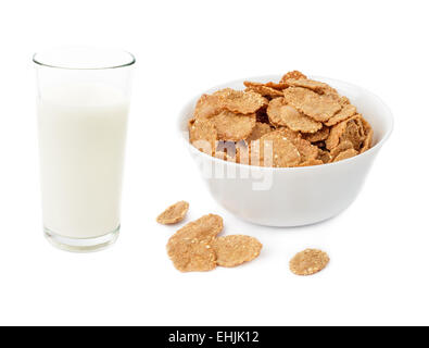 Cornflake cereali nella ciotola e bicchiere di latte isolato su sfondo bianco Foto Stock