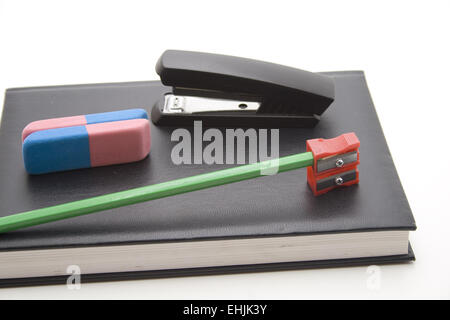 La matita colorata e gomma con sharpener Foto Stock
