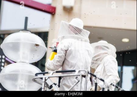 Due sterminatore in città Foto Stock