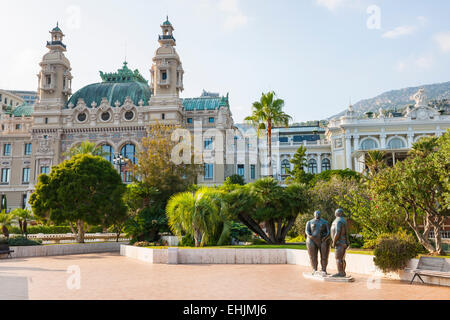 MONTE CARLO, Monaco - 3 ottobre 2014: Adamo ed Eva scultura di Fernando Botero in giardini vicino al Casino di Montecarlo nel Principato di Monaco Foto Stock