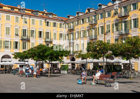 Nizza, Francia - 2 ottobre 2014: ristorante patio a Place Garibaldi, una delle più antiche e più grandi piazze della citta'. Foto Stock