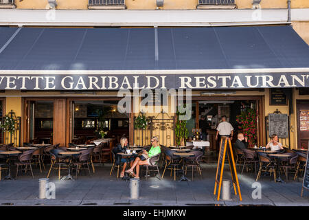 Nizza, Francia - 2 ottobre 2014: persone rilassante sul patio delle Civette ristorante Garibaldi a Place Garibaldi piazza storica. Foto Stock