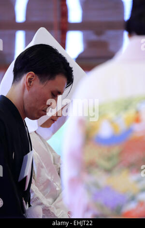 La sposa e lo sposo in un tradizionale matrimonio giapponese kimono in un lo Shintoismo cerimonia di matrimonio nel Santuario Yasaka-Jinjia, Gion, Kyoto in Giappone Foto Stock