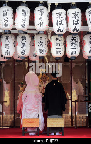 La sposa e lo sposo in un tradizionale matrimonio giapponese kimono in un lo Shintoismo cerimonia nuziale. Yasaka-Jinjia Santuario. Gion, Kyoto in Giappone Foto Stock