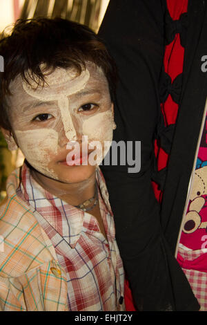 Bambino con il trucco thanaka Yangon Myanmar Foto Stock