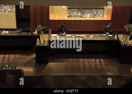 La giornata della terra risparmio energetico di notte nella lobby Reception del Four Seasons Hotel Sydney, Sydney Australia Foto Stock