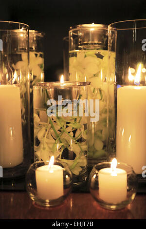 La luce di una candela e fiori nella lobby del Four Seasons Hotel Sydney, Australia Foto Stock
