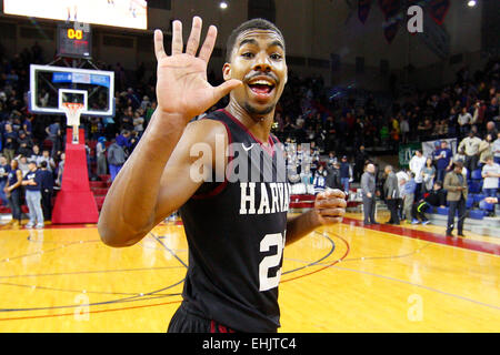 Marzo 14, 2015: Harvard Crimson guard Wesley Saunders (23) reagisce a vincere dopo la NCAA pallacanestro tra la Yale Bulldogs e la Harvard Crimson presso la Palestra di Philadelphia, Pennsylvania. La Harvard Crimson ha vinto 53-51 per vincere l'Ivy League giochi di spareggio. Foto Stock