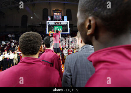 Marzo 14, 2015: Harvard Crimson riduce la net a seguito della NCAA pallacanestro tra la Yale Bulldogs e la Harvard Crimson presso la Palestra di Philadelphia, Pennsylvania. La Harvard Crimson ha vinto 53-51 per vincere l'Ivy League giochi di spareggio. Foto Stock