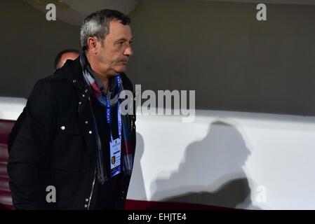 Marzo 13, 2015: Mircea Rednic il coach del Petrolul Ploiesti durante la Liga io gioco tra FC Rapid Bucharest ROU e FC Petrolul Ploiesti ROU a ''Giulesti - Valentin Stanescu'' Stadium, Romania ROU. Catalin Soare/www.sportaction.ro Foto Stock