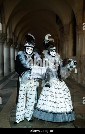 Il carnevale in costume ai partecipanti, Venezia, Italia Foto Stock