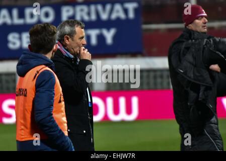 Marzo 13, 2015: Mircea Rednic il coach del Petrolul Ploiesti durante la Liga io gioco tra FC Rapid Bucharest ROU e FC Petrolul Ploiesti ROU a ''Giulesti - Valentin Stanescu'' Stadium, Romania ROU. Catalin Soare/www.sportaction.ro Foto Stock