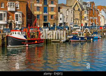 Weymouth Dorset e barche da pesca ormeggiate alla banchina del porto. Foto Stock