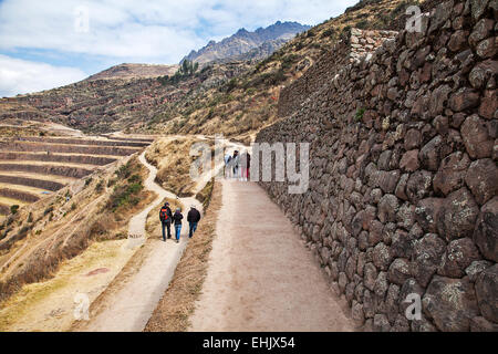 Pisac è uno dei numerosi siti Inca nei pressi del villaggio di Pisac nella Valle Sacra lungo la Valle di Urubamba est di Cuzco. Foto Stock