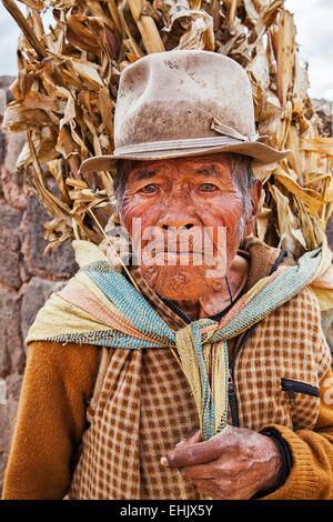 Il villaggio di Racchi, sulla strada tra, Cuzco e Puno, ospita l'omonimo Racchi rovine,superstiti di un tempio Inca. Foto Stock