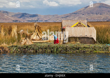 Vicino alla città di Puno sulla riva del lago Titicaca i visitatori possono vedere le Isole Uros e gli abitanti del villaggio che vi vivono. Foto Stock