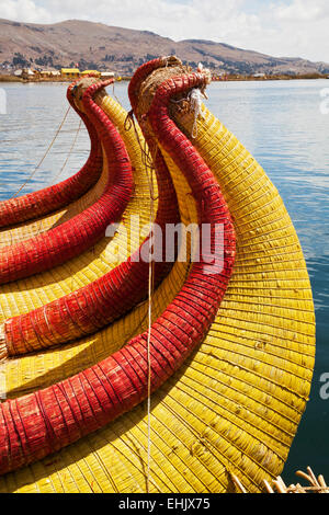 Vicino alla città di Puno sulla riva del lago Titicaca i visitatori possono vedere le Isole Uros e gli abitanti del villaggio che vi vivono. Foto Stock