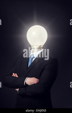 Consept Business con un uomo con una lampadina di illuminazione come capo. Potenza o energia verde concetto. Smart uomo o una brillante idea. Foto Stock