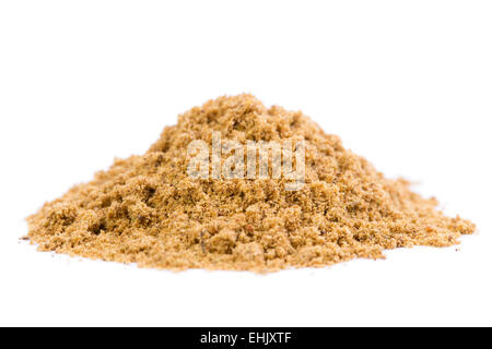 Un mucchio di materie organiche di spezie di coriandolo in polvere su sfondo bianco. Foto Stock