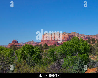 Ampio paesaggio Visualizza Bell Rock e Courthouse Butte aka aquile Mountain con alberi a Sedona, in Arizona, Stati Uniti d'America. Foto Stock