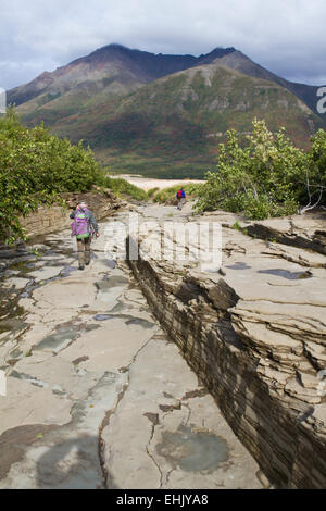 Gli escursionisti nella Valle dei Diecimila Fumi, Parco Nazionale e Riserva di Katmai, Alaska Foto Stock