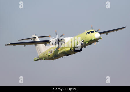 Un ATR 72-600 MP (il pattugliamento marittimo) della forza aerea italiana Volare oltre l'Italia. Foto Stock