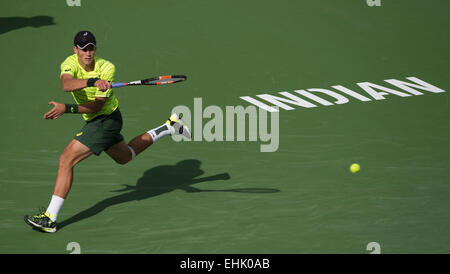 Indian Wells, STATI UNITI D'AMERICA. Xiv Mar, 2015. Del Canada Vasek Pospisil restituisce un colpo alla Gran Bretagna di Andy Murray durante gli Uomini Singoli Secondo turno corrisponde al 2015 BNP Paribas Open a Indian Wells Tennis Garden, gli Stati Uniti, il 14 marzo 2015. Pospisil perso 0-2. Credito: Yang Lei/Xinhua/Alamy Live News Foto Stock