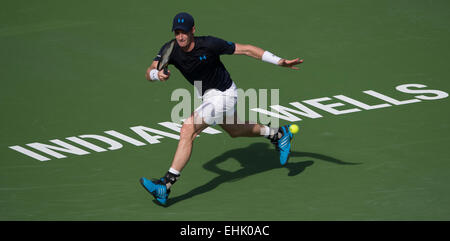 Indian Wells, STATI UNITI D'AMERICA. Xiv Mar, 2015. La Gran Bretagna di Andy Murray restituisce un pallino del Canada Vasek Pospisil durante gli Uomini Singoli Secondo turno corrisponde al 2015 BNP Paribas Open a Indian Wells Tennis Garden, gli Stati Uniti, il 14 marzo 2015. Murray ha vinto 2-0. Credito: Yang Lei/Xinhua/Alamy Live News Foto Stock