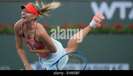 Indian Wells, STATI UNITI D'AMERICA. Xiv Mar, 2015. In Russia la Maria Sharapova serve la sfera al Belgio di Yanina Wickmayer durante le Donne Singoli Secondo turno corrisponde al 2015 BNP Paribas Open a Indian Wells Tennis Garden, gli Stati Uniti, il 14 marzo 2015. Maria Sharapova ha vinto 2-0. Credito: Yang Lei/Xinhua/Alamy Live News Foto Stock