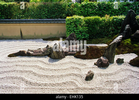 La città di Kyoto è una riserva unica per gli antichi giardini Zen e santuari che sono oltre nove cento anni. Foto Stock