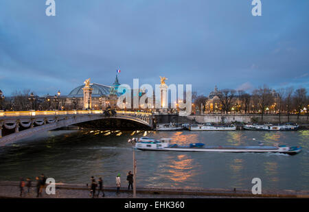 La Senna a Parigi di notte in inverno, con una vista al Grand Palais Foto Stock