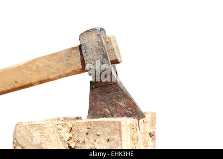 Massive ax bloccato in uno stub isolati su sfondo bianco Foto Stock
