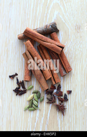 Un assortimento di spezie secche su una tavola di legno Foto Stock