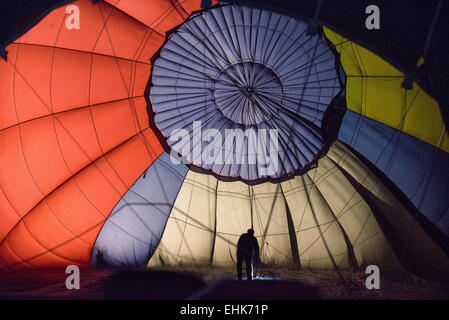 A Canberra, Australia. Xiv Mar, 2015. Una mongolfiera si prepara a decollare durante il Canberra Hot Air Balloon Festival di Canberra, Australia, Marzo 14, 2015. © Justin Qian/Xinhua/Alamy Live News Foto Stock