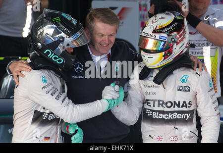 Melbourne, Australia. Xv Mar, 2015. Membro del consiglio di amministrazione della Mercedes Benz Thomas Weber (C) festeggia con la Mercedes AMG Petronas pilota di Formula Uno Lewis Hamilton (R) della Gran Bretagna e Nico Rosberg della Germania dopo la vittoria della Australian Formula One Grand Prix sul circuito dell'Albert Park di Melbourne, Australia, 15 marzo 2015. Credito: Bai Xue/Xinhua/Alamy Live News Foto Stock