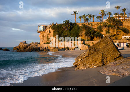 Sunrise a Playa spiaggia di Calahonda dal Balcón de Europa viewpoint a Nerja, località turistica sulla Costa del Sol in Spagna. Foto Stock