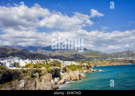 Città turistica di Nerja in Spagna, la costa del Mar Mediterraneo. Foto Stock