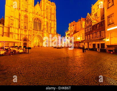 Vintage case vicino al Cattedrale di Nostra Signora di notte, Anversa, Belgio Foto Stock