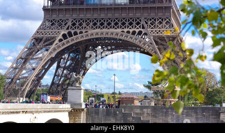 Parte inferiore della torre Eiffel a Parigi, Francia. Visto dalla piazza del Trocadero Foto Stock